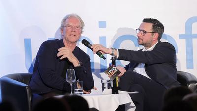 Charity-Talk, Unterhaltung am Meer zugunsten von UNICEF, Jubilaeum 20 Jahre Moderator und Saenger Wolfgang Lippert, rech-stock-photo