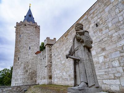 Denkmal des Theologen und Reformtors Thomas M?ntzer (ca. 1489-1525) am Frauentor der Stadtmauer von M?hlhausen, 1957 vo-stock-foto