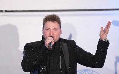 Charity-Talk, Unterhaltung am Meer zugunsten von UNICEF, Jubilaeum 20 Jahre, DSDS Gewinner 2024 Christian Jaehrig Timmen-stock-photo