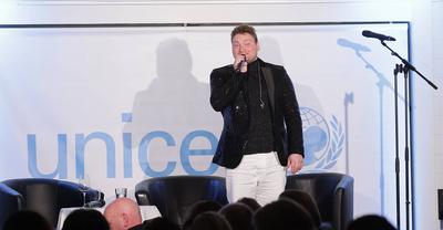Charity-Talk, Unterhaltung am Meer zugunsten von UNICEF, Jubilaeum 20 Jahre, DSDS Gewinner 2024 Christian Jaehrig Timmen-stock-photo