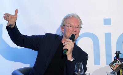 Charity-Talk, Unterhaltung am Meer zugunsten von UNICEF, Jubilaeum 20 Jahre Moderator und Saenger Wolfgang Lippert Timme-stock-photo