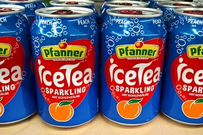 Pfanner Ice Tea, Eistee mit Kohlens?ure in der Dose. Die Hermann Pfanner Getr?nke GmbH ist ein international t?tiger ?st-stock-foto