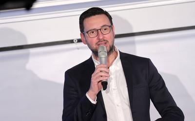 Charity-Talk, Unterhaltung am Meer zugunsten von UNICEF, Jubilaeum 20 Jahre, Moderator Christopher Scheffelmeier Timmend-stock-photo