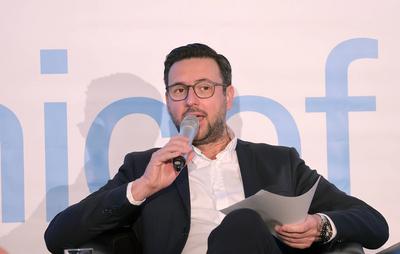 Charity-Talk, Unterhaltung am Meer zugunsten von UNICEF, Jubilaeum 20 Jahre Moderator Christopher Scheffelmeier Timmendo-stock-photo