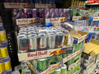 Red Bull, Getr?nke Dosen in einem Supermarkt. // 15.05.2024: Stuttgart, Baden-W?rttemberg, Deutschland, Europa *** Red B-stock-foto