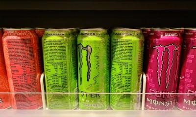 Hamburg, Deutschland - 03. September 2022: Bunte Energy-Drink-Dosen der Marke Monster in einem Supermarktregal. *** Hamb-stock-foto