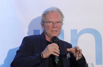 Charity-Talk, Unterhaltung am Meer zugunsten von UNICEF, Jubilaeum 20 Jahre Moderator und Saenger Wolfgang Lippert Timme-stock-photo