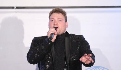 Charity-Talk, Unterhaltung am Meer zugunsten von UNICEF, Jubilaeum 20 Jahre, DSDS Gewinner 2024 Christian Jaehrig Timmen-stock-photo