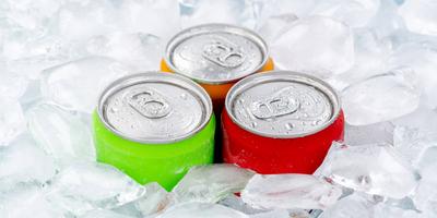 Getr?nke Limonade Cola Softdrinks in Dosen Dose Getr?nkedosen auf Eis Eisw?rfel Panorama Stuttgart, Deutschland - 16. No-stock-foto