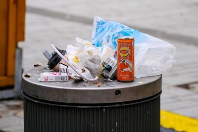 D?sseldorf 27.12.2023 Umweltschutz Pfandsystem Einwegsystem Mehrwegpflicht Pappbecher Mehrwegbecher Fastfood to go togo-stock-foto