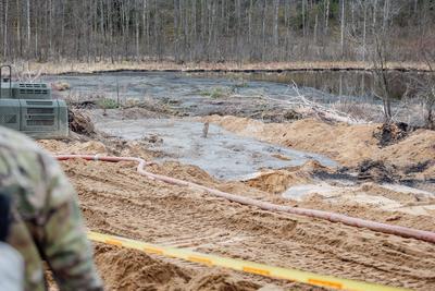 search of heavy M88 vehicle and its crew-stock-foto