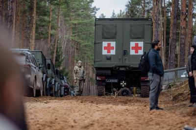 search of heavy M88 vehicle and its crew-stock-foto