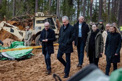 search of heavy M88 vehicle and its crew-stock-foto