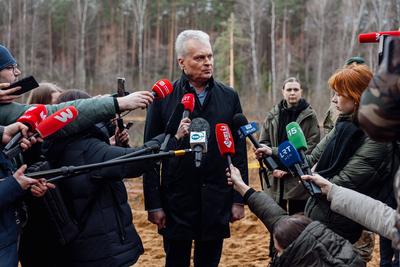 search of heavy M88 vehicle and its crew-stock-foto