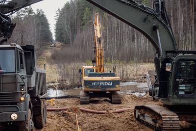 search of heavy M88 vehicle and its crew-stock-foto