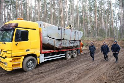 search of heavy M88 vehicle and its crew-stock-foto