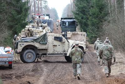 search of heavy M88 vehicle and its crew-stock-foto