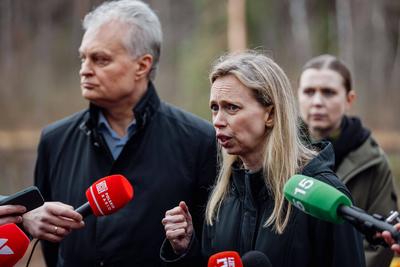 search of heavy M88 vehicle and its crew-stock-foto