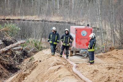 search of heavy M88 vehicle and its crew-stock-foto