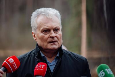 search of heavy M88 vehicle and its crew-stock-foto