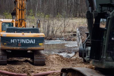 search of heavy M88 vehicle and its crew-stock-foto
