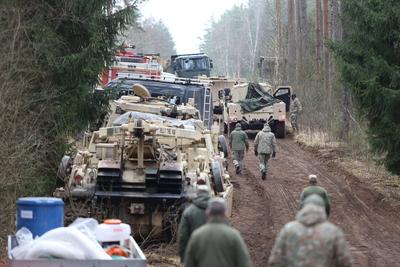 search of heavy M88 vehicle and its crew-stock-foto