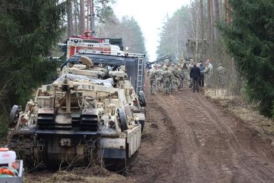 search of heavy M88 vehicle and its crew-stock-foto