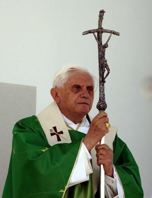 Bildnummer: 51508116  Datum: 10.09.2006  Copyright: imago/Astrid SchmidhuberPapst Benedikt XVI. (GER) w?hrend einer Messe in M?nchen-Riem, Personen; 2006, M?nchen-Riem, Papst, Benedikt, Papstbesuch, Joseph Ratzinger, 16., Gottesdienst, Gottesdienste, Messe, Messen, Jesuskreuz, Christuskreuz, Kreuz, Kreuze,; , hoch, Kbdig, Einzelbild, close, Deutschland, Katholische Kirche, Religion, Randbild, People-stock-photo
