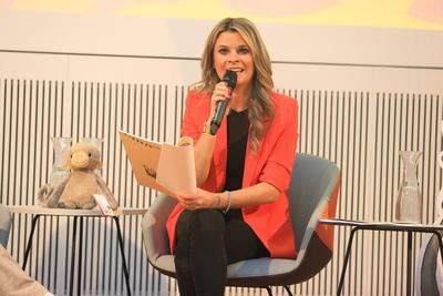 Hendrikje Balsmeyer liest aus ihrem neuen Buch Anouk-stock-foto