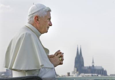 Papst BENEDIKT XVI haelt auf dem Rheinschiff Rhein Energie eine Messe mit Pilgern auf den Rheinwies-stock-photo