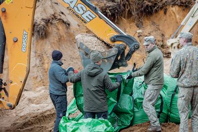 search of heavy M88 vehicle and its crew-stock-foto