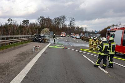 Brennender BMW auf Autobahn ? Fahrer eines Hyundai verhindert Schlimmeres-stock-foto