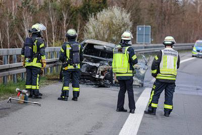 Brennender BMW auf Autobahn ? Fahrer eines Hyundai verhindert Schlimmeres-stock-foto