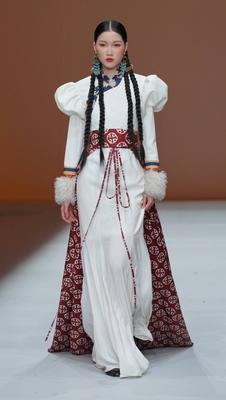 BEIJING, CHINA - MARCH 28: A model walks the runway to display creations from the BODPASHOW.Join Hands in Labrang collec-stock-foto