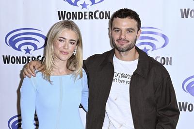 Melissa Roxburgh, Josh McKenzie-stock-foto