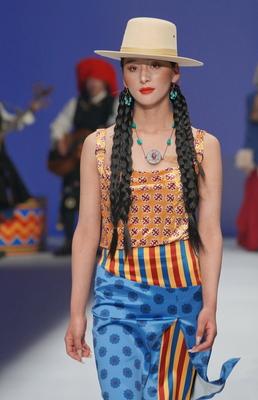 BEIJING, CHINA - MARCH 28: A model walks the runway at the BODPASHOW.Join Hands in Labrang collection show on day 9 of C-stock-foto