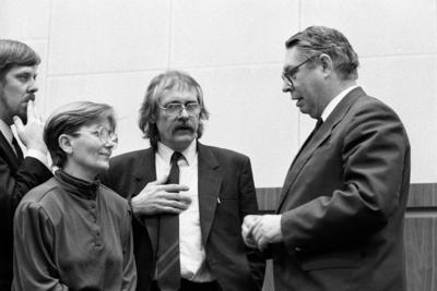 Gerd Poppe (Mitte, GDR, DDR, B?ndnis 90 Gr?ne) auf der konstituierenden Sitzung der Volkskammer-stock-foto