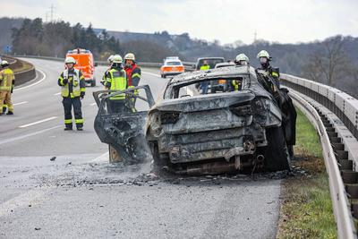 Brennender BMW auf Autobahn ? Fahrer eines Hyundai verhindert Schlimmeres-stock-foto
