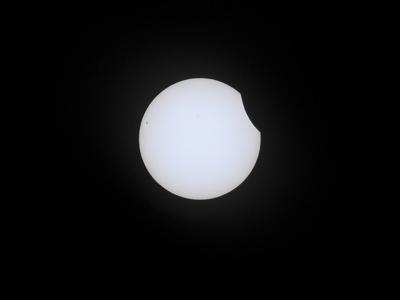 Partielle Sonnenfinsternis in Hamburg am 29.03.2025 gut zu sehen. Die partielle Sonnenfinsternich dauert von ca 2 Stunden Der Mond schob sich zum Teil vor die Sonne und verdeckte diese zu ca. 20 Prozent. Links auf der Sonne sieht man auch zum Teil die sogenannten Sonnenflecken Dort sind die Temperaturen auf der Sonne etwas niedriger. Die Bilder der Sonnenfinsternis sind mit einer speziellen Astrofolie als Vorsatz zur Kamera aufgenommen Hamburg Deutschland *** Partial solar eclipse in Hamburg on 29 03 2025 clearly visible The partial solar eclipse lasts about 2 hours The moon partially moved in front of the sun and covered it by about 20 percent On the left side of the sun you can also see the so-called sunspots There the temperatures on the-stock-foto