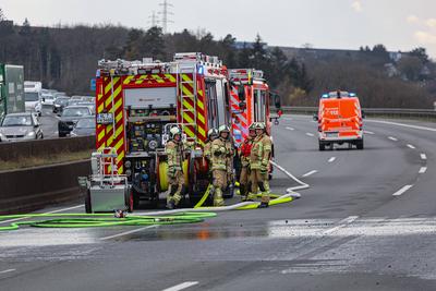 Brennender BMW auf Autobahn ? Fahrer eines Hyundai verhindert Schlimmeres-stock-foto