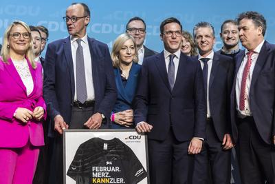 Neujahrsempfang der CDU mit Kanzlerkandidat Friedrich Merz in K?nzelsau. Rechts neben Merz Nina Warken, MdB, der Landesv-stock-foto