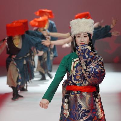 BEIJING, CHINA - MARCH 28: Models walk the runway to display creations from the BODPASHOW.Join Hands in Labrang collecti-stock-foto