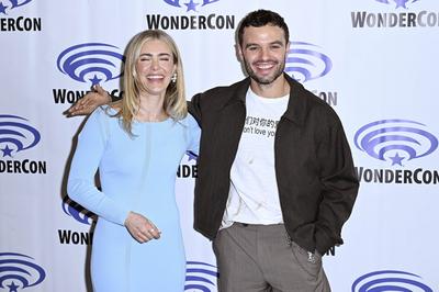 Melissa Roxburgh, Josh McKenzie-stock-foto