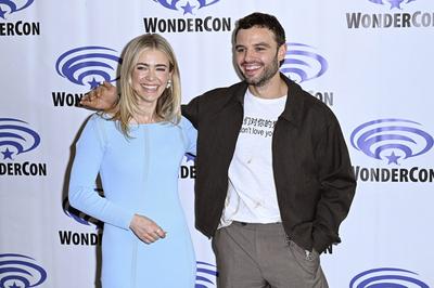Melissa Roxburgh, Josh McKenzie-stock-foto