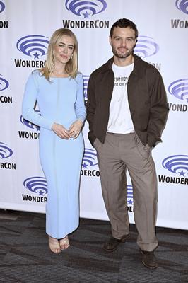 Melissa Roxburgh, Josh McKenzie-stock-foto