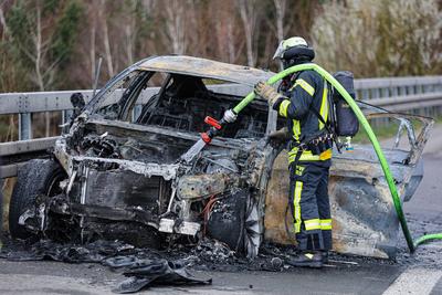 Brennender BMW auf Autobahn ? Fahrer eines Hyundai verhindert Schlimmeres-stock-foto