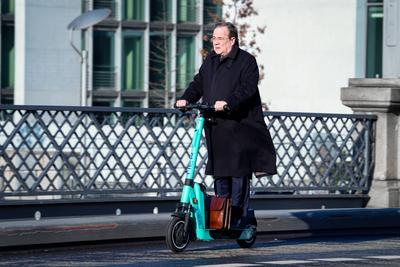 Armin Laschet MdB auf dem e-Scooter unterwegs durch Berlin Aktuell, 08.02.2023, Berlin, Armin Laschet Mitglied des Bunde-stock-foto
