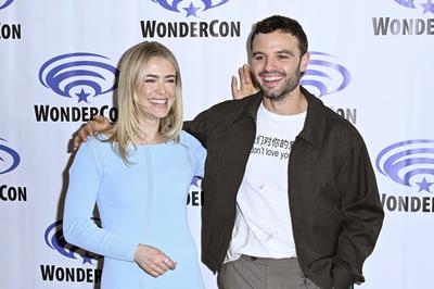 Melissa Roxburgh, Josh McKenzie-stock-foto