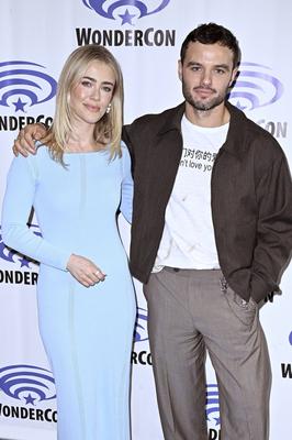 Melissa Roxburgh, Josh McKenzie-stock-foto