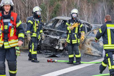 Brennender BMW auf Autobahn ? Fahrer eines Hyundai verhindert Schlimmeres-stock-foto